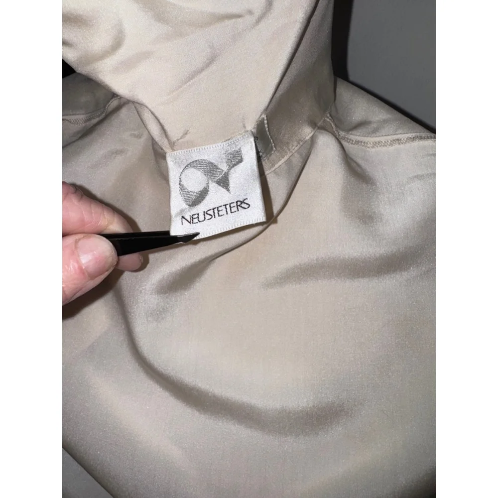 Long sleeve blouse cream colored 100% silk. To fit bust 38 inches. Yeager London - Picture 10 of 14